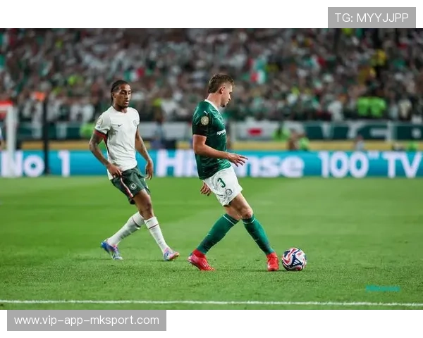 切尔西中前场连续传递，禁区空间被拉开