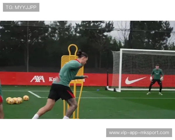 利物浦备战课上努涅斯的冲击力让防线频频回头